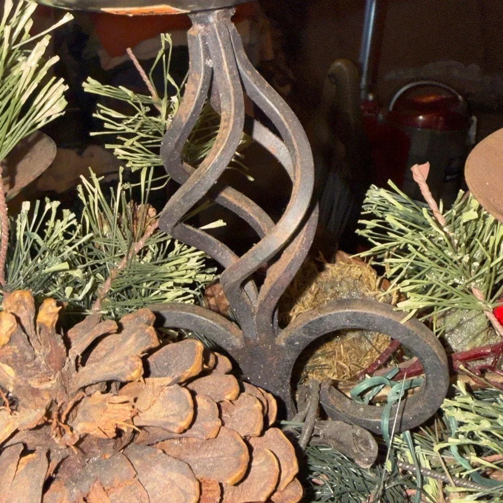 🌺𝐍𝐄𝐖-𝐑𝐮𝐬𝐭𝐢𝐜 𝐦𝐞𝐭𝐚𝐥/𝐢𝐫𝐨𝐧 Festive 𝟓 Candle Holder with Pinecones and Berries
